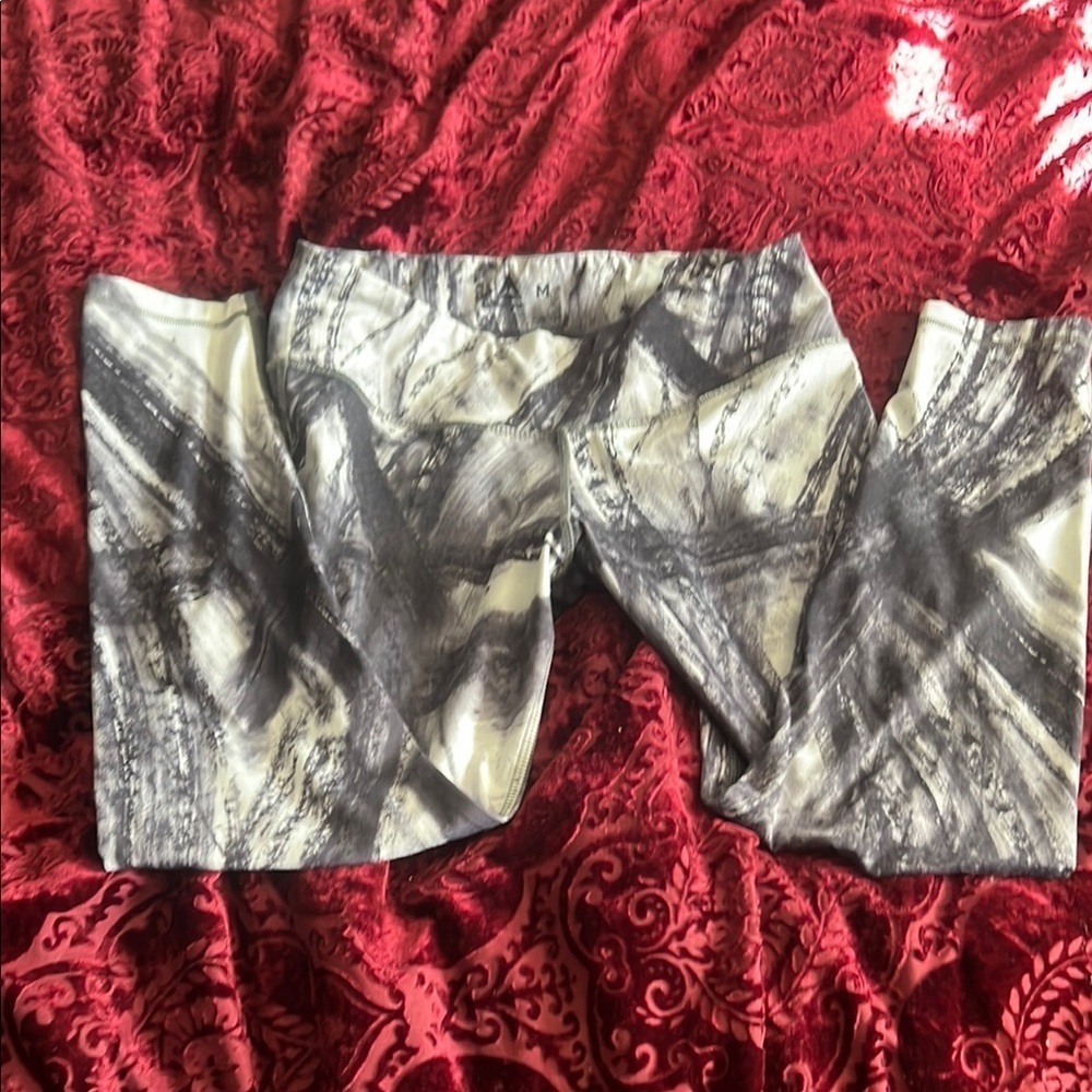 Reebok Black and White Abstract Pattern Leggings M